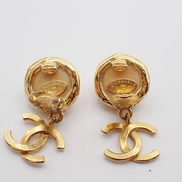 CHANEL CC Logo Immitation Pearl Swing Earrings 93P Gold France Vintage 82RL406 - Picture 5 of 9